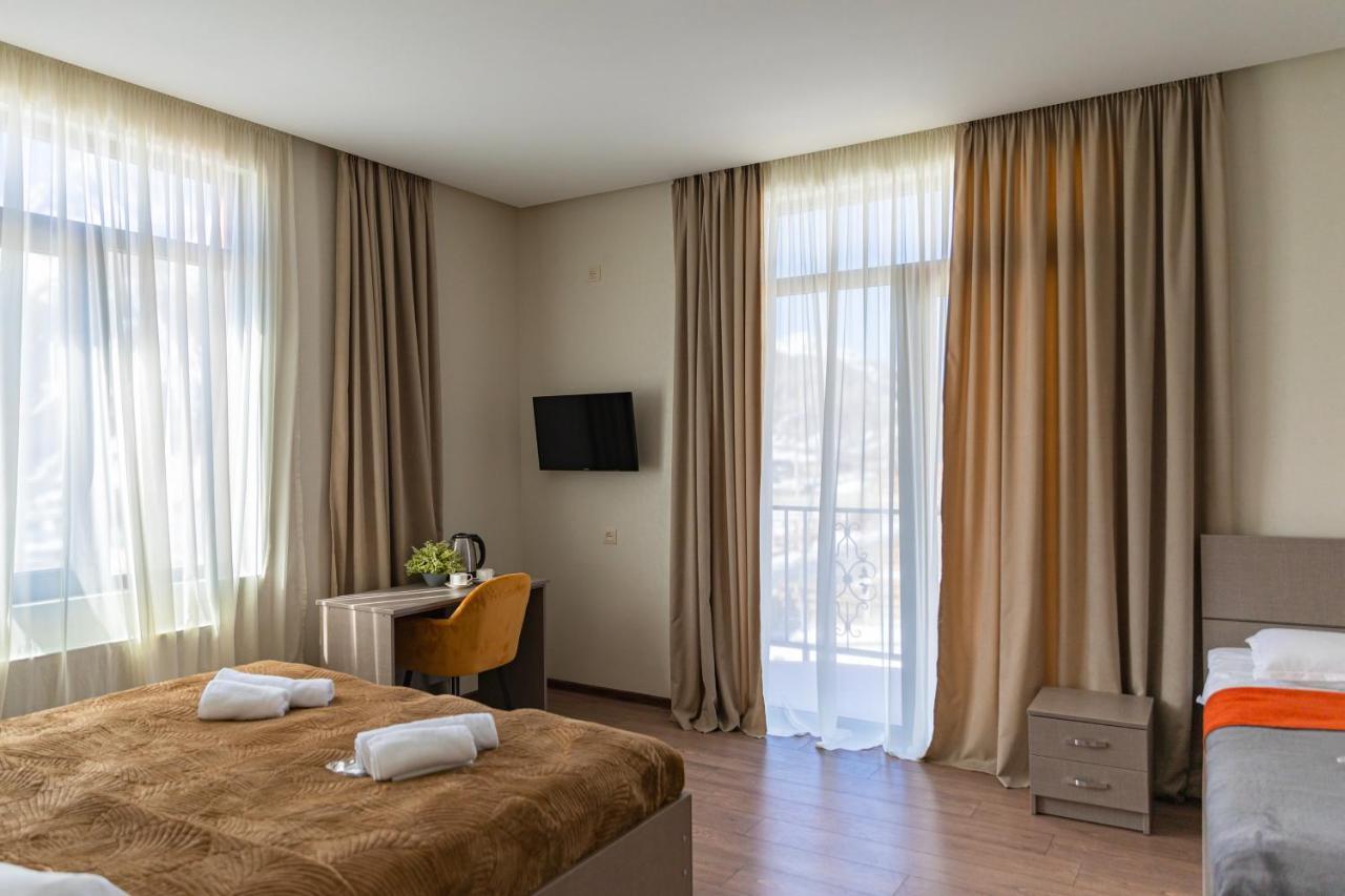 Cliff House Hotel Kazbegi Esterno foto