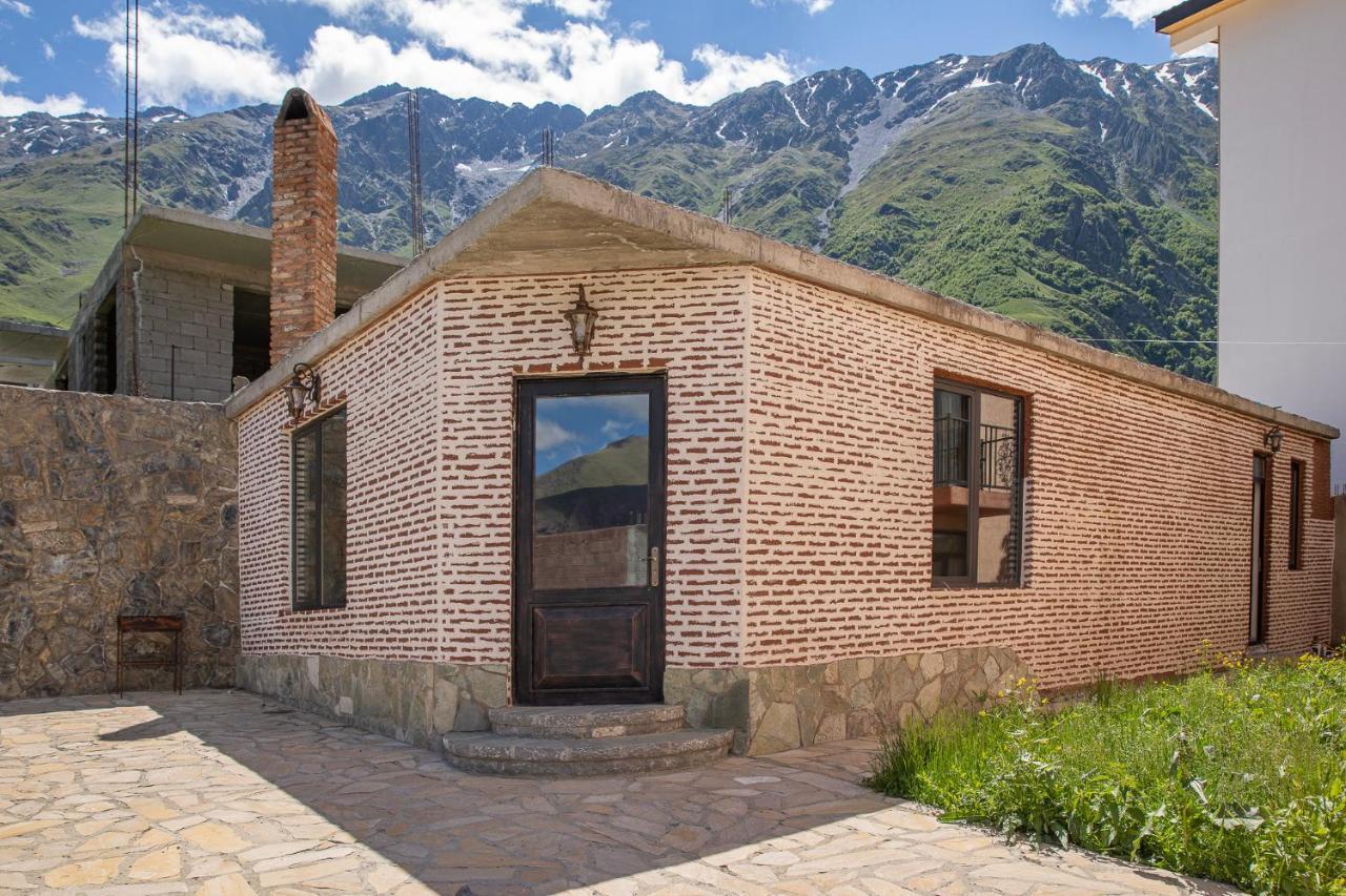 Cliff House Hotel Kazbegi Esterno foto